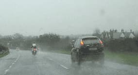Vântul lateral ar putea împinge motociclistul în calea sa.