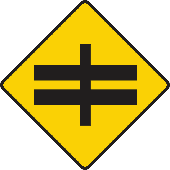 Intersecție (în cruce) cu drum cu carosabile separate (dual carriageway) în față.